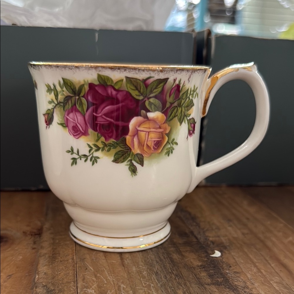 Old Country Roses by Royal Albert Porcelain Mug with Gold Trim
